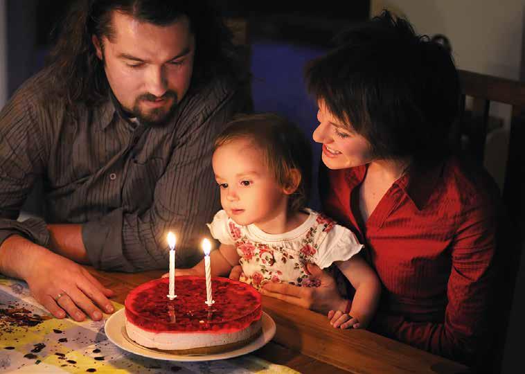 En familj som firar födelsedag. Födelsedagar Många i Sverige firar sin födelsedag. Barn som fyller år brukar ha fest (kalas) för sina vänner.