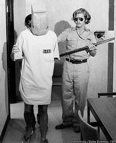 Stanford prison experiment (Zimbardo, 1971) socialpsykologiskt experiment simulerat fängelse hälften fångar, hälften