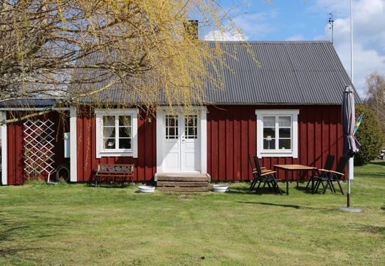 VEDBYSKOG CHARMIG STUGA MED KAKELUGN, VEDSPIS OCH BAKUGN. Charmig rödmålad stuga med vita knutar i fin miljö på norra Öland.