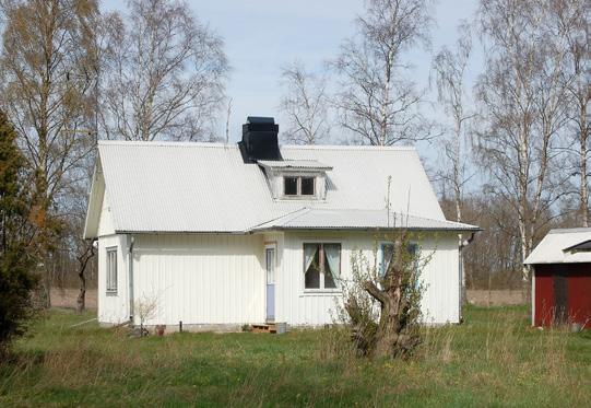 FÖRA TORP FÖR ETT ENKELT LANTLIV På en stor öppen tomt finner ni detta genuina fritidshus med enkel standard och flera gårdsbyggnader.