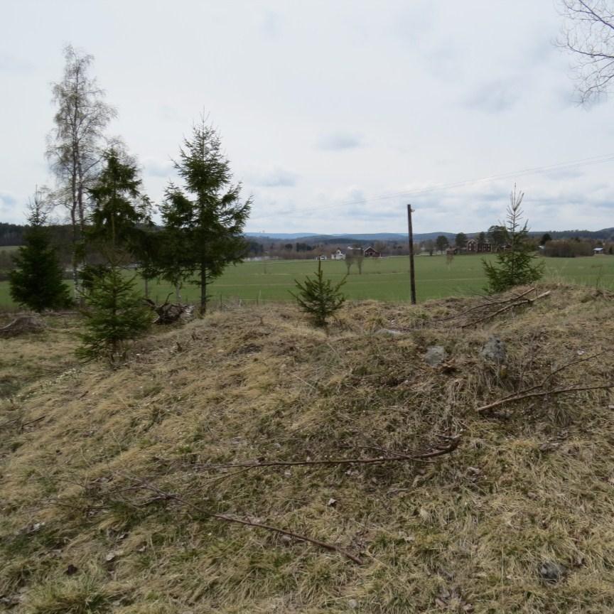 båda sidor om Norasundet/Kyrksundet och förlängningen söderut genom Sursundet till Norafjärden samt mellan byarna Salteå i nordöst och Skullersta i sydväst. E4 passerar genom områdets västra del.