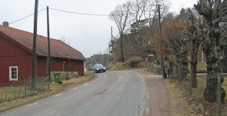 . Trafik och trafikanter Nuvarande väg Väg 975 (Lerbergsvägen) är en äldre landsväg som sammanbinder tät orten Anneberg med Kungsbacka stad via Höglanda.
