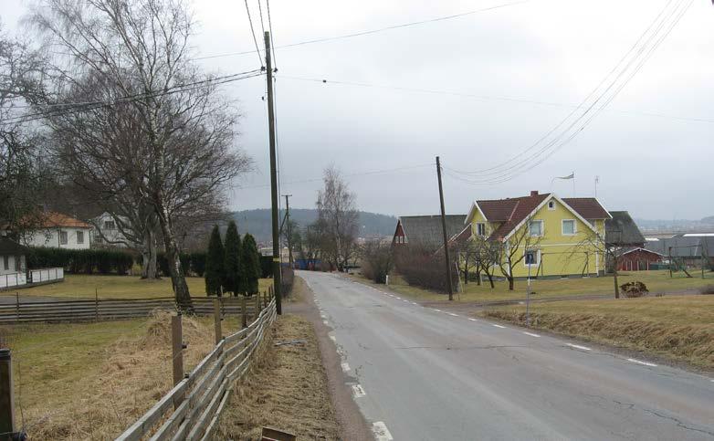 vägen. I södra delen är det ett öppet jordbrukslandskap. Lillåns bäckravin är endast synlig vid bron i söder.