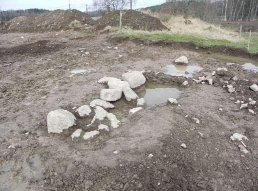 18 En liten bit av Ektorps och Torps förhistoria Fig 9. Den stensatta terrasskanten/rännan, A608. Från söder. Foto Johan Stenvall. Den vanligaste anläggningstypen vid Torpboplatsen var härdar.