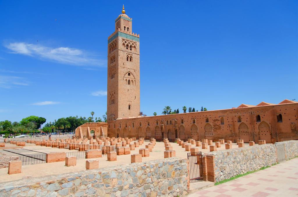 Vi besöker den äldsta delen i staden Anfa och Menara i MarMrakech och det blir transfer till hotellet för vi går sedan längs den vackra strandpromenaden Ain Diab. I incheckning.