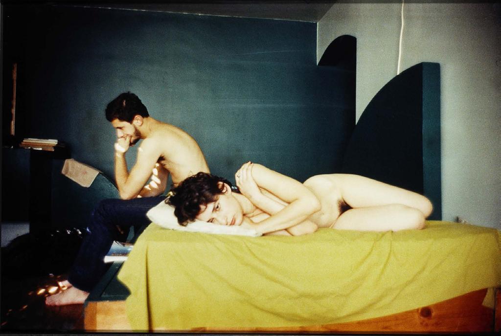 Nan Goldin Par i säng Chicago, 1977 Nan Goldin föddes år 1953 i USA. Hon började fotografera på 1970-talet. Hon ville fotografera sina vänner och sin familj.