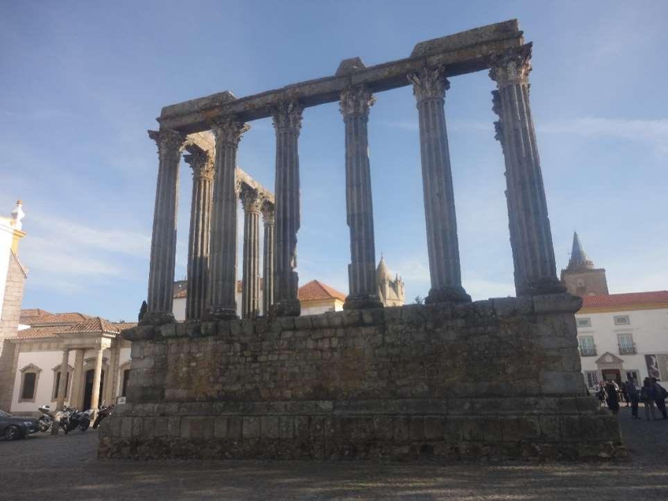 Romerska templet, Évora Capela dos Ossos, Évora Om man tycker om att gå på barer och nattklubbar kan jag