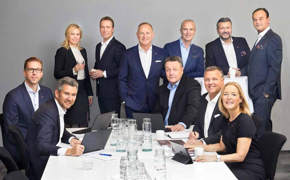 KONCERNLEDNING Stående, från vänster till höger: Linda Eriksson, Jens Mathiesen, Frank Fiskers, Thomas Engelhart, Svein Arild Steen-Mevold, Aki Käyhkö.
