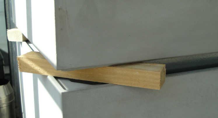 Sätta ringelementen Kaminbeklädnadens ringelement ska lyftas på kamininsatsen, som först ska lyftas på golvplattan.
