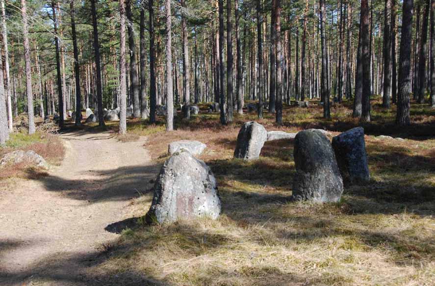 I övergångszonen finner vi en betydande värdekärna med gravfält i ängsoch hagmarker i Östra Höreda, Lekeryds socken (Riksintresse F 72), det välbevarade ålderdomliga odlingslandskapet samt gravfält