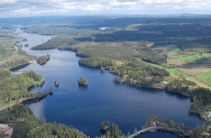 Sprickdalar och höjder kring Nissan Riksväg 40 går på denna sträcka nära vattendelaren mellan Nissan, som rinner söderut till Västerhavet, och Tidan som rinner norrut till Vänern.