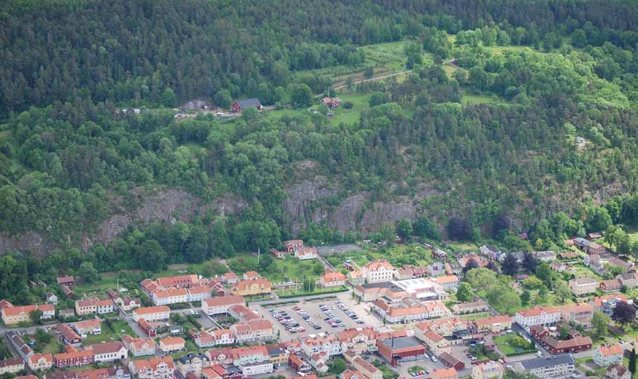 Vätternsänkan har karaktären av djup havsvik, omgiven av förkastningsbranter och berg som höjer sig hundratals meter över sjön.