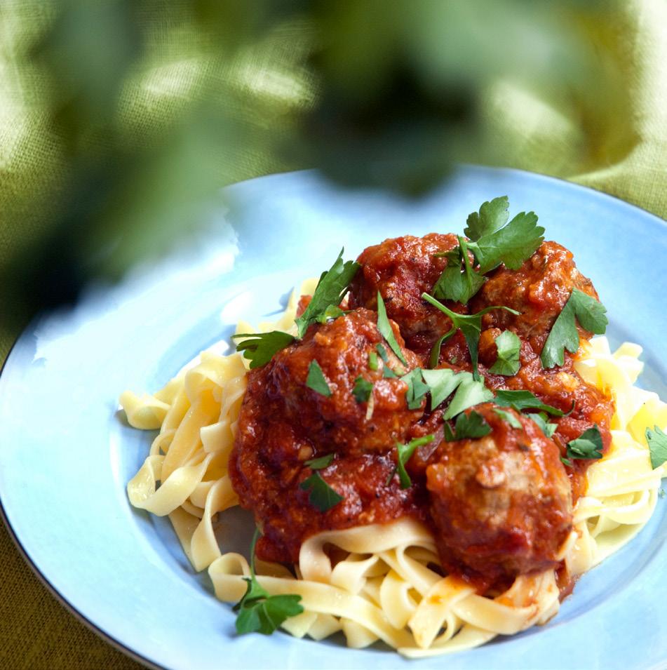 KÖTTFÄRSBOLLAR i mumsig tomatsås och pasta Ca 40 min Köttfärsbollar 500 gram nötfärs 1 vitlöksklyfta 1 ägg 2 msk vatten* ½ tsk torkad timjan* 1 tsk salt* 2 krm svartpeppar* Tomatsås ½ gul lök 2