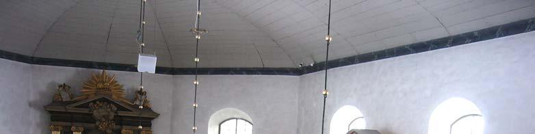 på sakristians västra sida vid renoveringen 1938. En gjuten trappa leder till en stickbågig vitputsad nisch med en rakavslutad dörr klädd med gråmålad panel i fiskbensmönster.