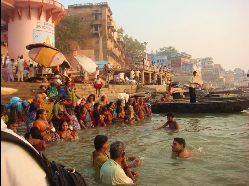 Stadens myllrande gränder är fyllda av pilgrimer, tiggare, kor, leprasjuka och tusentals hinduer som har ett enda mål; att få bada och utföra sina religiösa ritualer i den heligaste av alla floder
