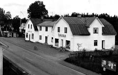 Målerås glasbruk 6. Folkets Hus och gamla Kooperativa Folkets Hus invigdes den 11 december 1920 efter att ordenshuset, där man huserat innan, blivit för litet.