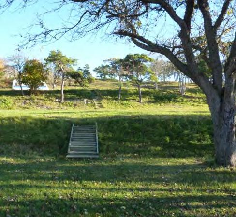 (Marken får ej fyllas eller schaktas). Detta för att bevara upplevelsen av riksintresset naturvård strandvallarna.