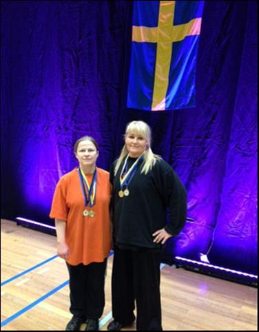 Sen tog erfarna Maria både en silvermedalj samt ett guld i Raw delen med 70 kg som dessutom kryddades med två guld efter tröjlyftningen med 87.