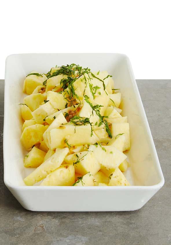 Sallad på ananas, passionsfrukt och mynta 4 PORTIONER 1 färsk ananas 2 passionsfrukter 3 kvistar färsk mynta 1. Skala ananasen och skär den i skivor, exkl rotstocken.