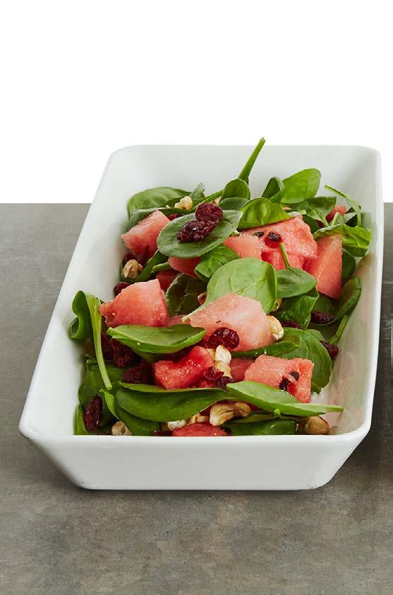 Melonsallad med spenat och cashewnötter 4 PORTIONER ½ liten vattenmelon ½ stor slanggurka 1 näve babyspenat, sköljd och tvättad ½ dl rostade cashewnötter, alt 1 msk rostade sesamfrön ½ dl torkade