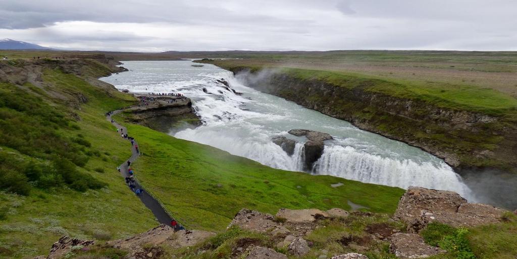 eller så kan man besöka museet, där kan man bl a se en gripande och fängslande film om vulkanutbrottet på ön 1973, vulkanen Helgafell, som ödelade delar av bebyggelsen och förstorade huvudöns yta med