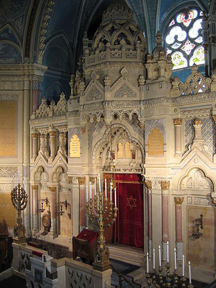 Gudstjänstlokalen - synagogan Judarna har inget tempel de hade bara templet i Jerusalem, och det blev ju förstört Lokalerna de träffas i för att ha