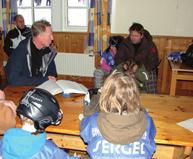 Vi har duktiga åkare på skidgymnasium i både Järpen (puckel) och Torsby (alpint). Vi andra förbereder oss för skidåkningen med djupa benböj så att benen blir starka för att orka åka mycket.