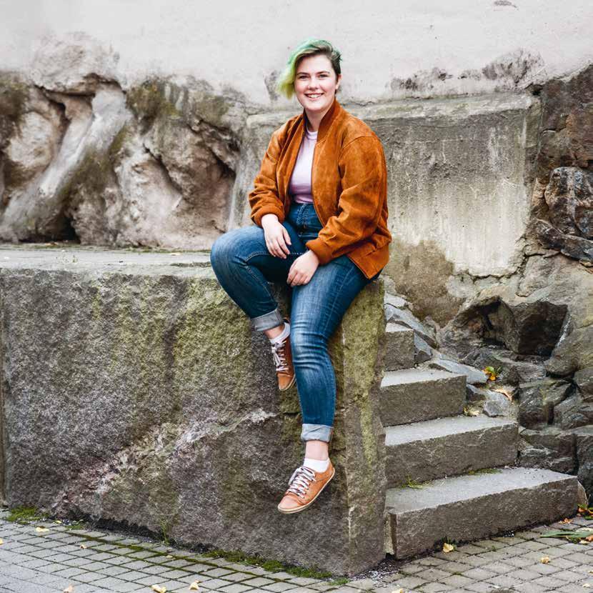 Anna-Ronja fångar människors historier med sina bilder Genom att kombinera samhällsprogrammet med foto kan Anna-Ronja Jönis ägna gymnasietiden åt två ämnen hon verkligen älskar.