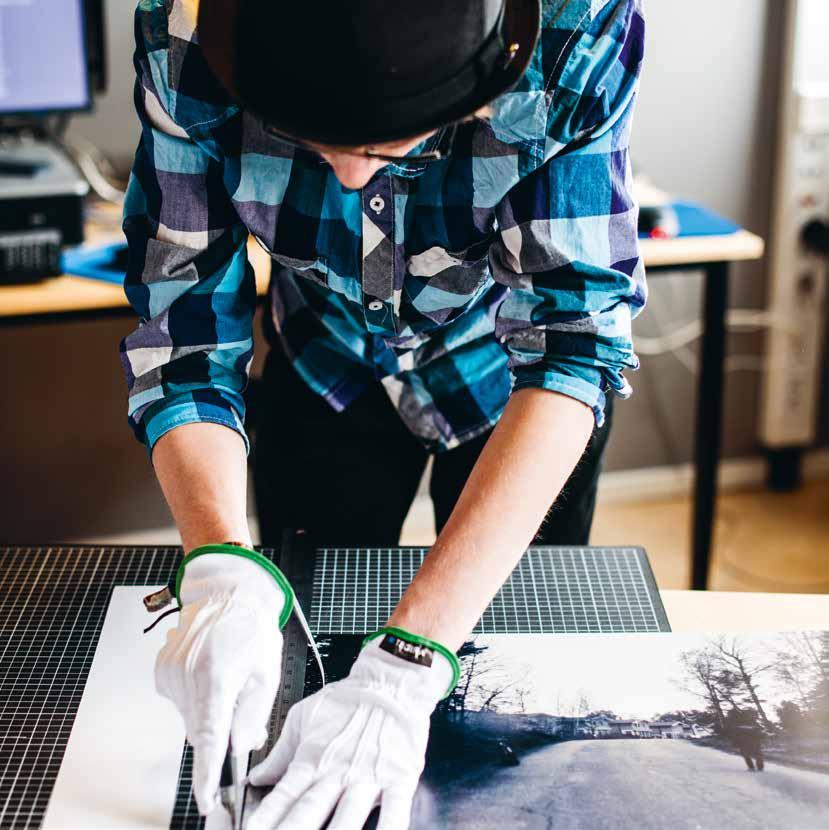 ES ESTETISKA PROGRAMMET Estetik och media / Profil Fotografiskt berättande INFO På hemsidan mediagymnasiet.se hittar du aktuella poängplaner för alla program!