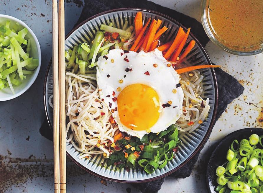RECEPT 2 30 min 390 kcal/port Fett 13g Kolhydrater 49g Protein 19g Ramen- och nudelsoppa Värmande nudelsoppa med grönsaker och ägg.