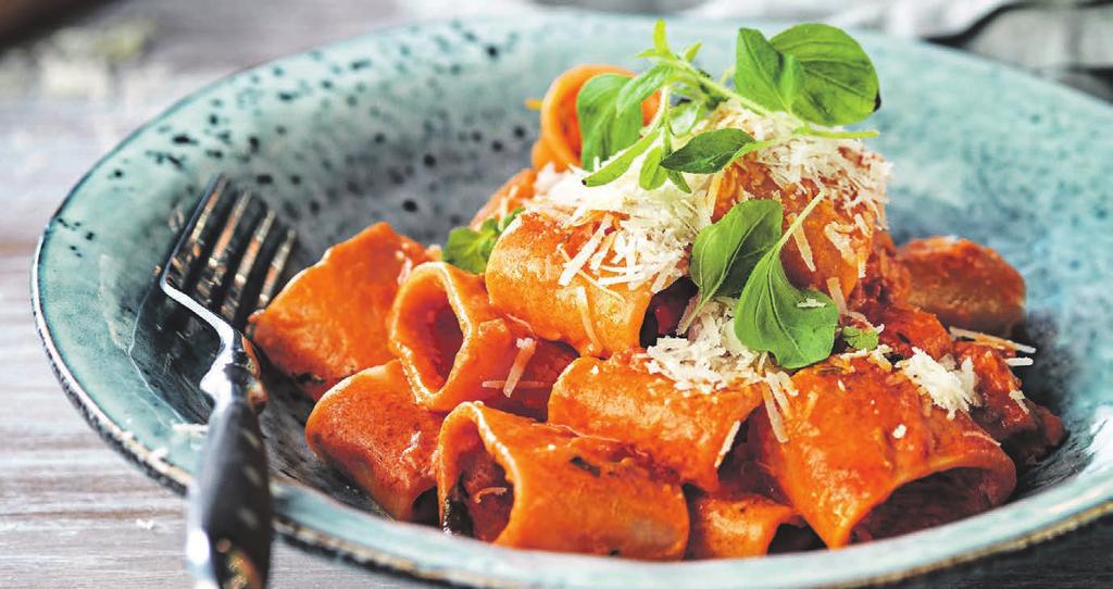 RECEPT 3 45 min 849 kcal/port Fett 40 g Kolhydrater 88 g Protein 33 g Pasta med kryddig råkorv Paolos pasta serveras med en kryddig råkorv.