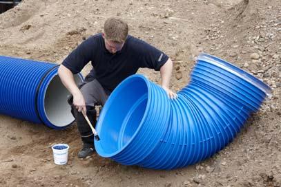 Installation av rör och delar Ø400-500 Rörgraven ordnas med en ledningsbädd på ca 15 cm och kornstorleken skall vara 8-32 mm.