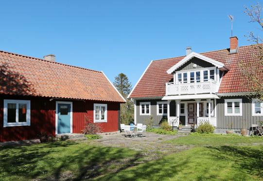 GÄRDSLÖSA UNDERBART BOENDE MED HAVSUTSIKT OCH POOL Drömboende i vacker bymiljö! Arkitektritad villa på en fin gammaldags tomt med vacker havsutsikt och härlig altan med pool och jacuzzi.