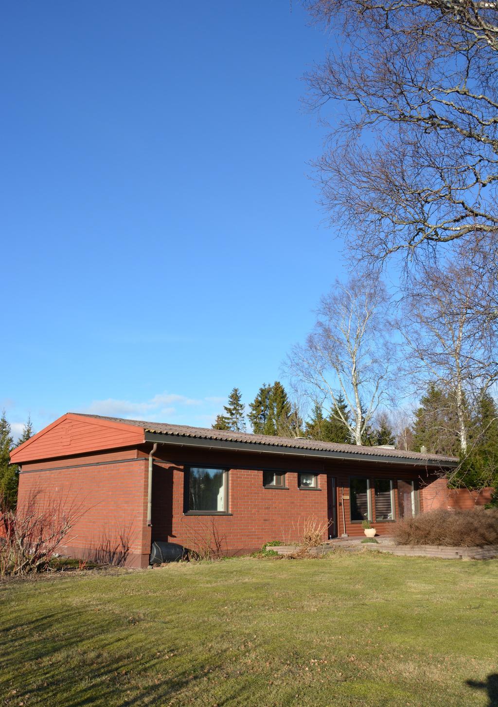 ostadshus med stort garage vid Hagavägen 292 i Haga, Saltvik. Bostadshus i I-plan från 1976, ca 160 m2, 4 rum och kök.