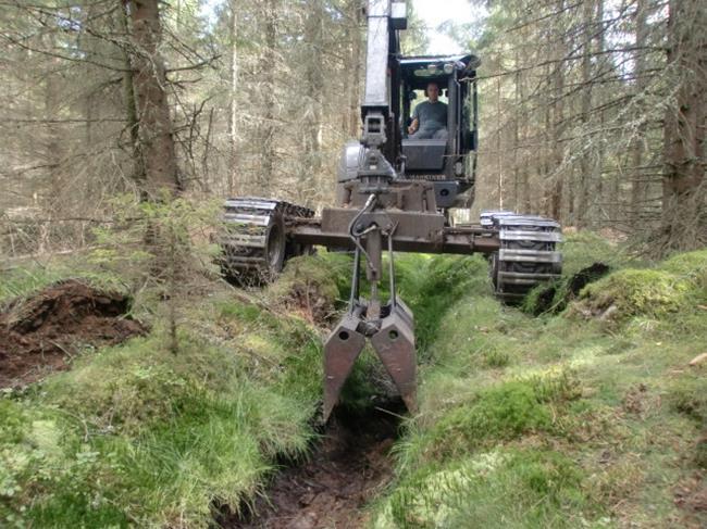 Maskiner, utrustning Vanligtvis används bandgående grävmaskin av något slag vid rensning, konventionella grävskopor eller modifierade sådana. De kan vara utrustade med olika slags skopor. Figur 13.