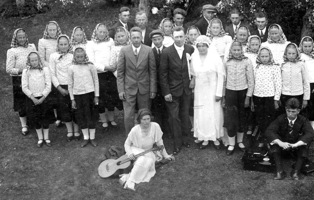 22 Estlandssvensk 1-2013 Haapsalu laulupidu 2. juulil 1933 1930. aastatel oli eestirootslaste lauluelu tõusuteel. Loodi uusi koore ja 2.