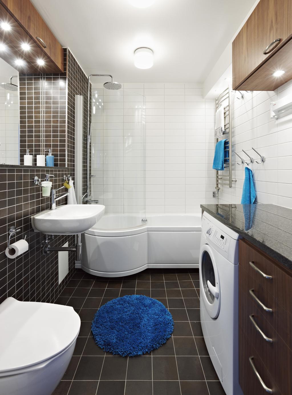 Badrummet Rymligt badkar med duschplats/glasdörr från Villeroy & Boch. Kakel och klinker från Golvabia. Ett vanligt lägenhetsbadrum med många funktioner för en stor familj!