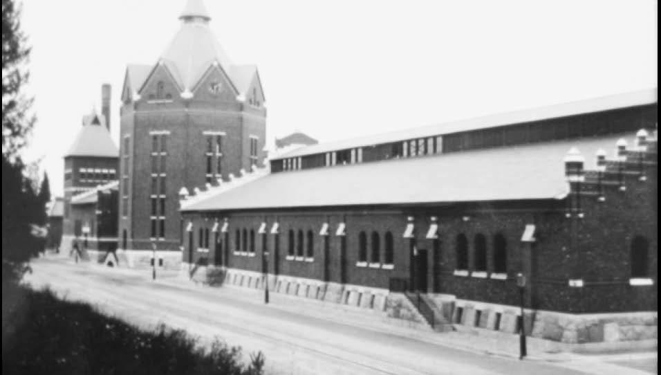 Huset byggdes som en stor hall med källare i suterräng och lanternin i taket. Stilen var nationalromantisk med rött tegel, granitsockel och trappstegsgavlar.