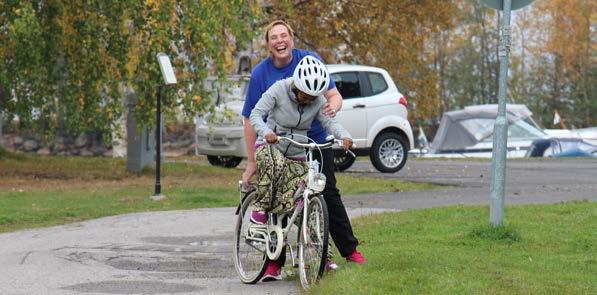 Under hösten har cykelskola anordnats för nyanlända. Många skratt och nya erfarenheter bland deltagarna.