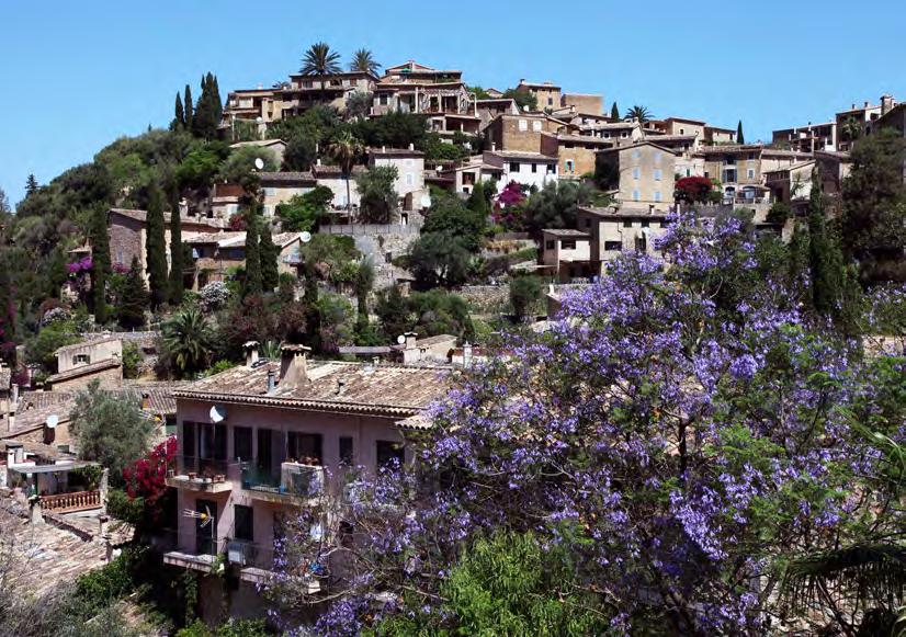 6 MALLORCA 5 x västkusten Sóller Västkustens största stad ligger en bit från havet i en dal omgiven av bergen i den bergskedja som kallas Serra de Tramuntana.