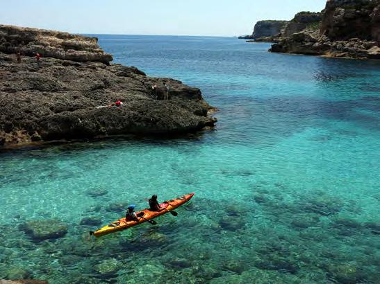 8 MALLORCA 5 x sydkusten Cala Pi By ett par mil sydöst om Palma med typiskt mallorcinskt vakttorn vid den branta klippkusten.