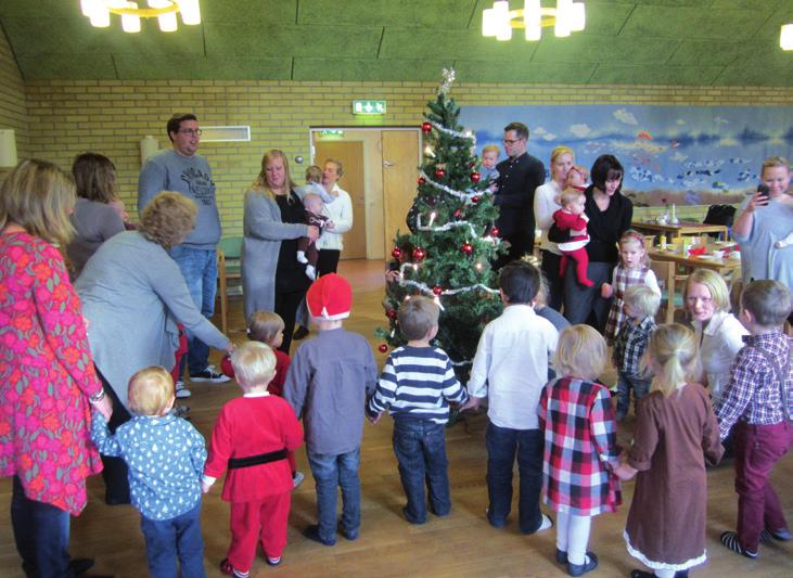 Familjegudstjänst med julspel i. Barn från församlingen medverkar.