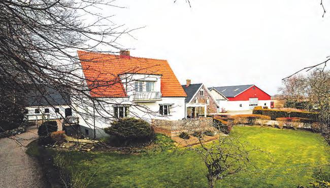 Byggnaderna på Kullenbergtorp, med gårdsnamnet Louieberg, minner om generationer arbete på gården fram till i dag. Svinstallarna har stått tomma en längre tid.