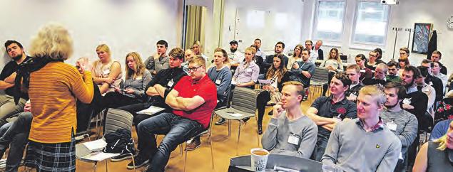 Ungdomarna hade fått i uppgift att besöka en distriktsstämma och fick nu sitta i grupper och diskutera sin samlade uppfattning, hur kan vi göra distriktsstämman mer intressant och