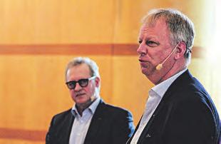 På Bratteborgs gård ett stycke utanför Vaggeryd har logen byggts om till konferenslokal och där, med utsikt över gårdens mjölkkobesättning, samlades runt 100 medlemmar till stämma.