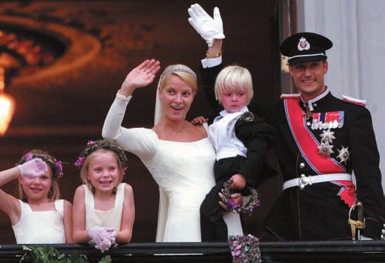 8 Norvegia Istorie şi politică ISTORIE 872 Harald Schönhaar unifică ţara secolul XI Olaf Tryggvasson I şi Olaf II (cel Sfânt) introduc creştinismul în ţară în pofida unei rezistenţe serioase 1260