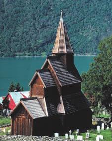 O particularitate a ţării este soarele de la miezul nopţii, care atrage mulţi turişti. Oslo, metropola culturală, atrage şi ea vizitatorii, în vreme ce amatorii de excursii preferă zonele îndepărtate.
