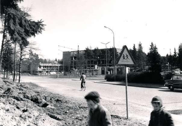 180 vill in i Trollhättans nya tekniska läroverk Från Tidningen Trollhättan tisdagen 4 augusti 1959 Omkring 180 anmälningar har kommit nya Tekniska läroverket i Trollhättan tillhanda vid