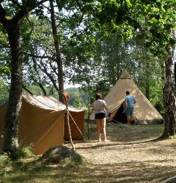LevAnde-lägret är sex dagar långt. På Ösjönäs bygger vi upp vår lägerby med tältkåtor, eldstäder, vindskydd mm.