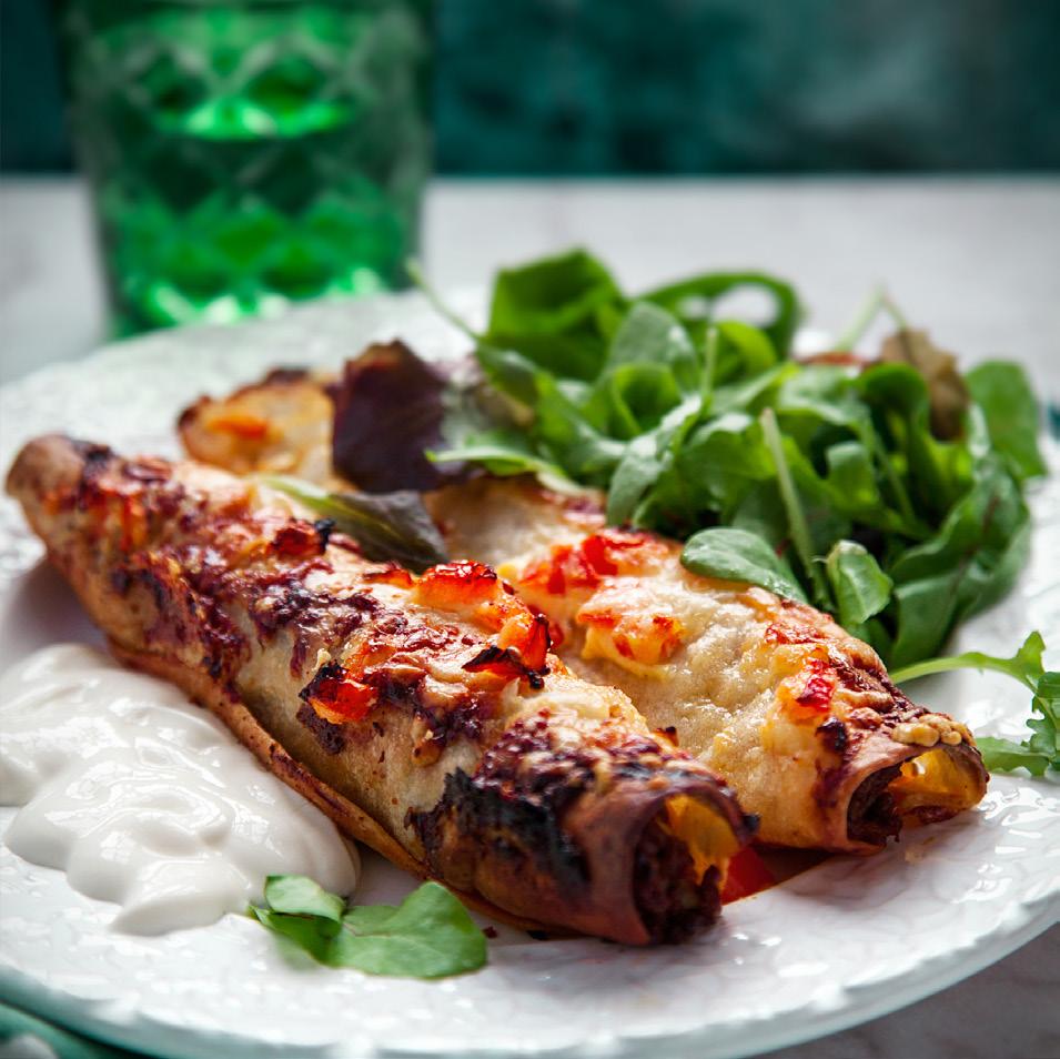 MEXIKANSKA ENCHILADAS Ca 50 min Enchiladas gul lök 2 vitlöksklyftor msk olivolja* 500 gram nötfärs 2 tsk spiskummin* 2 tsk paprikakrydda* 2 tsk oregano* tsk strösocker* tsk salt* dl vatten* 2 tsk